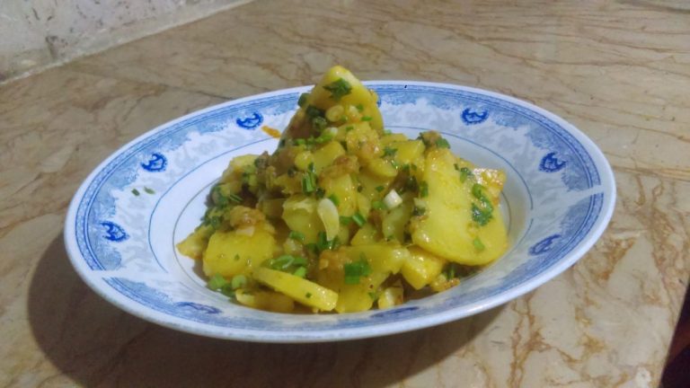 Tasty & Spicy Potatoes Pakistani Food Recipe (With Video)