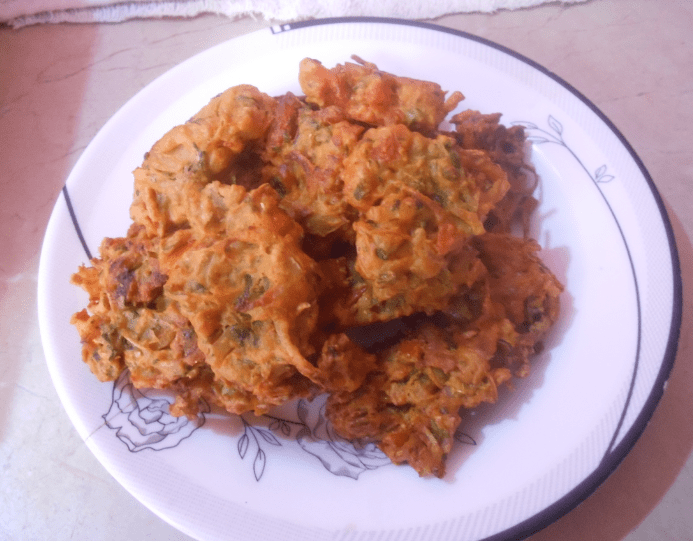 Delicious Spicy Crispy Pakora Pakistani Food Recipe (With Video)