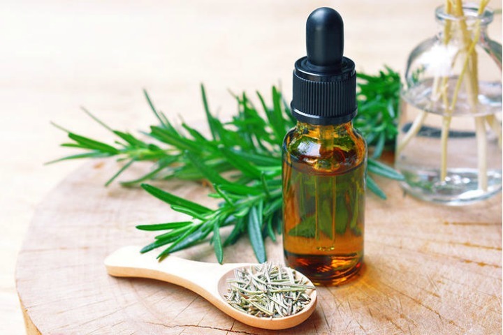 Uses & Benefits of Rosemary Essential Oil