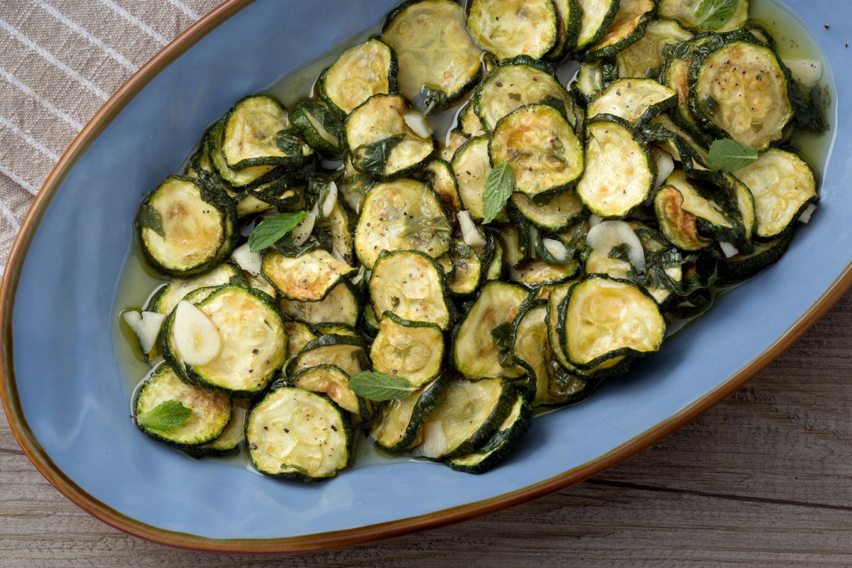 Zucchini with mint and vinegar 1200x800
