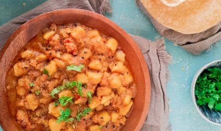 Tasty Aloo Ki Tarkari Pakistani Food Recipe (Potato Curry)